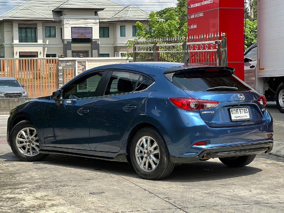 2017 MAZDA3 2.0C Sport Skyactive AT  เบรคมือไฟฟ้า  กล้องมองขณะถอยหลัง   เครดิตดีออกรถไม่ต้องใช้เ