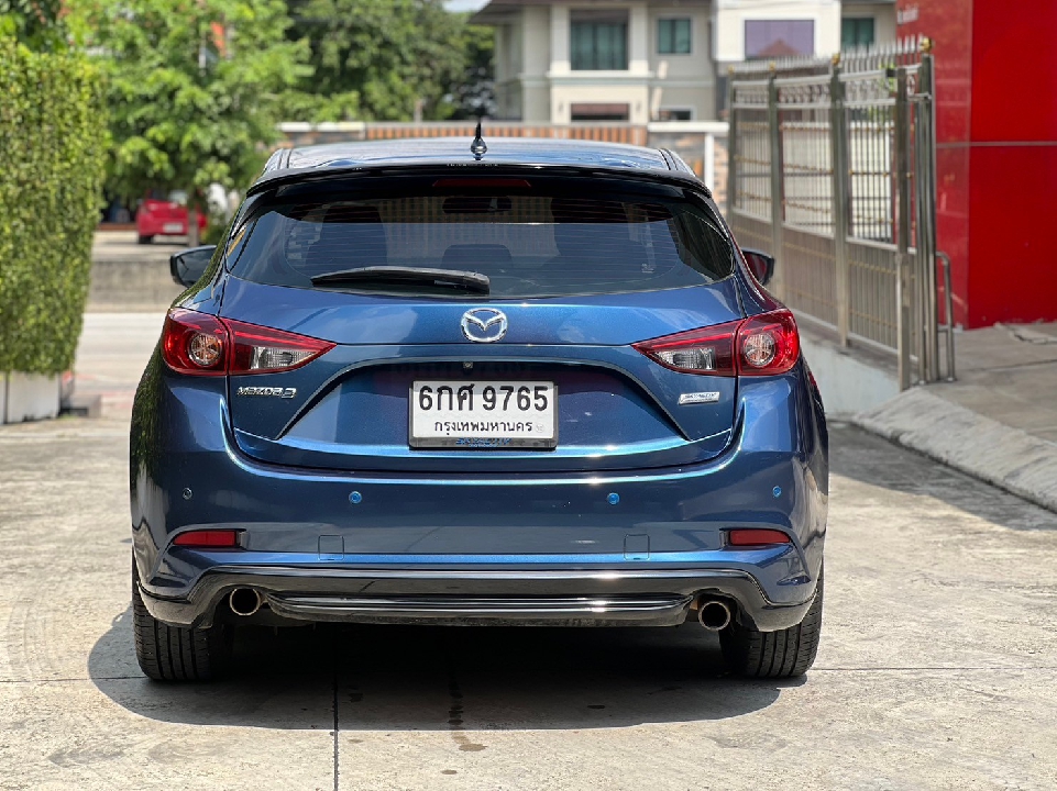 2017 MAZDA3 2.0C Sport Skyactive AT  เบรคมือไฟฟ้า  กล้องมองขณะถอยหลัง   เครดิตดีออกรถไม่ต้องใช้เ