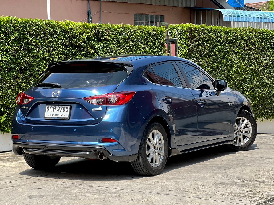 2017 MAZDA3 2.0C Sport Skyactive AT  เบรคมือไฟฟ้า  กล้องมองขณะถอยหลัง   เครดิตดีออกรถไม่ต้องใช้เ