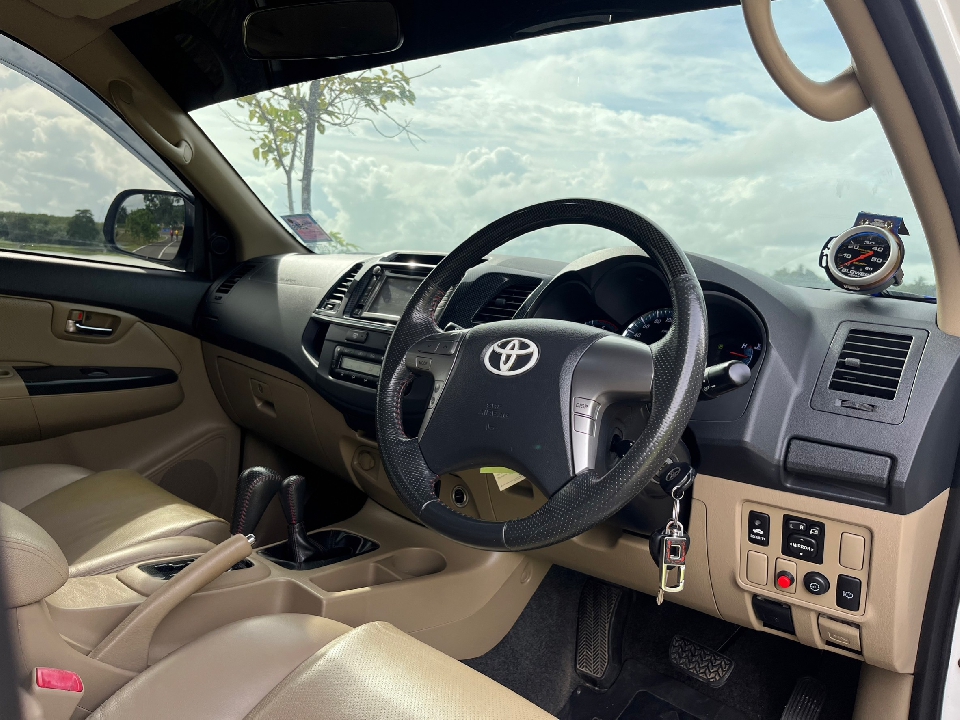 TOYOTA FORTUNER  2.5 G MT 2012