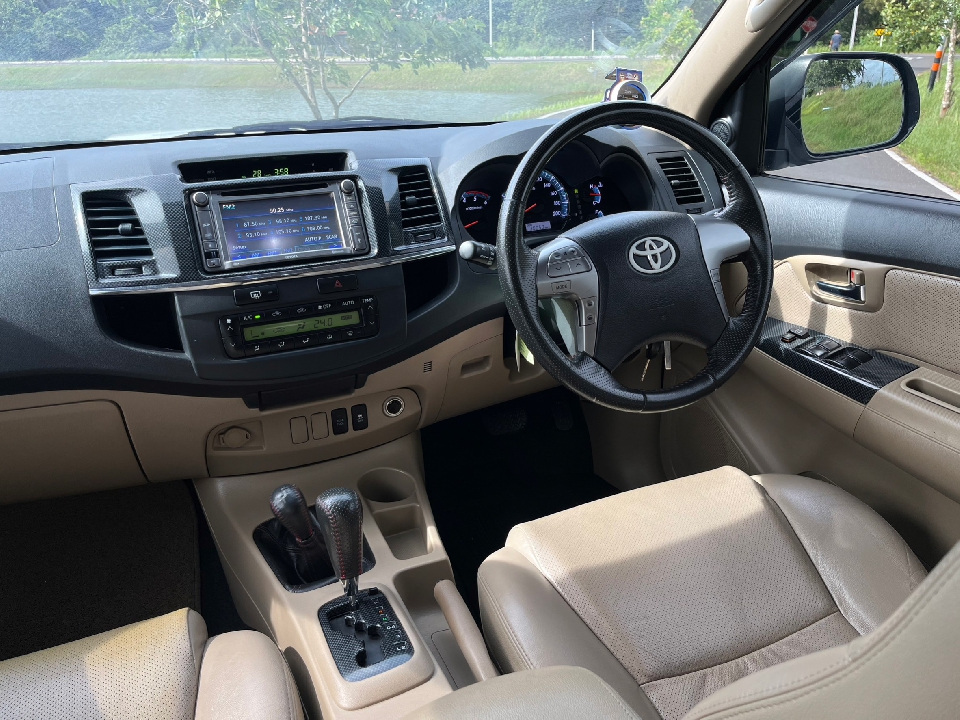 TOYOTA FORTUNER  2.5 G MT 2012