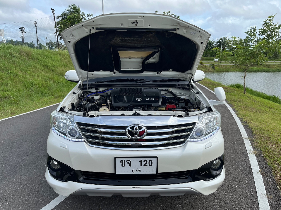 TOYOTA FORTUNER  2.5 G MT 2012