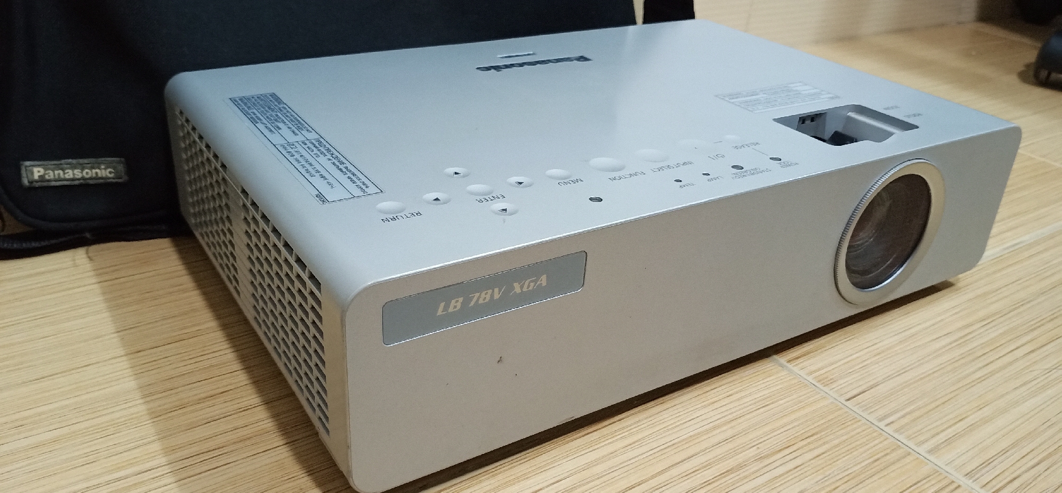 โปรเจคเตอร์ Panasonic PT-LB78V Projector 3000ลูเมน มือสอง ไว้ดูหนัง ,ดูบอล สีสวย สบายตา