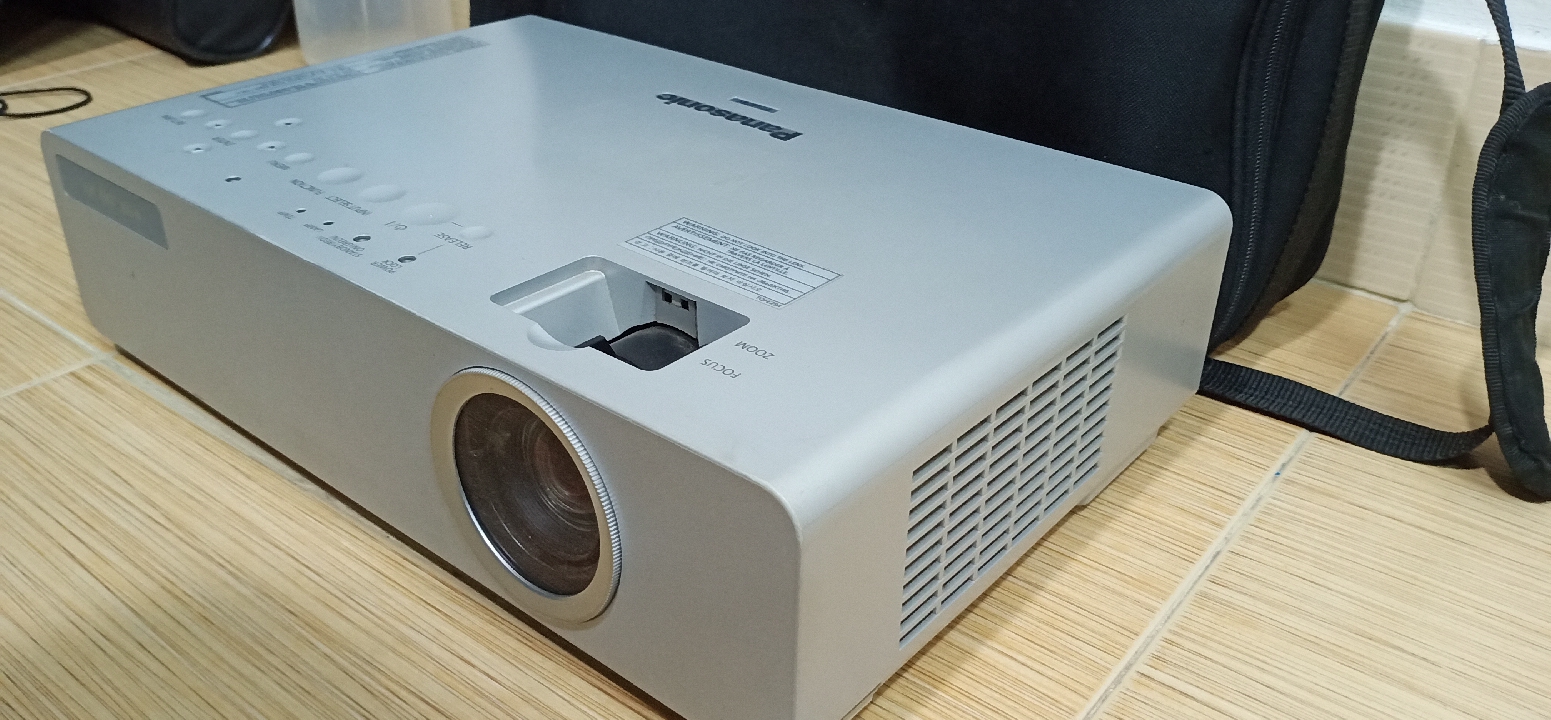 โปรเจคเตอร์ Panasonic PT-LB78V Projector 3000ลูเมน มือสอง ไว้ดูหนัง ,ดูบอล สีสวย สบายตา