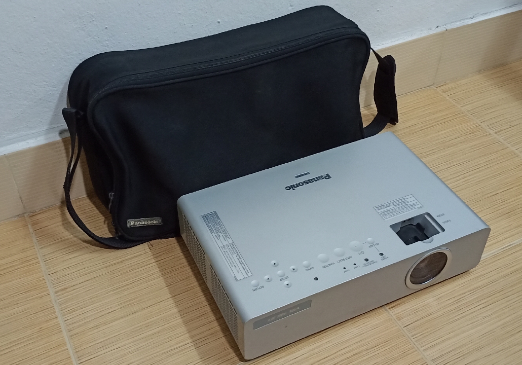 โปรเจคเตอร์ Panasonic PT-LB78V Projector 3000ลูเมน มือสอง ไว้ดูหนัง ,ดูบอล สีสวย สบายตา