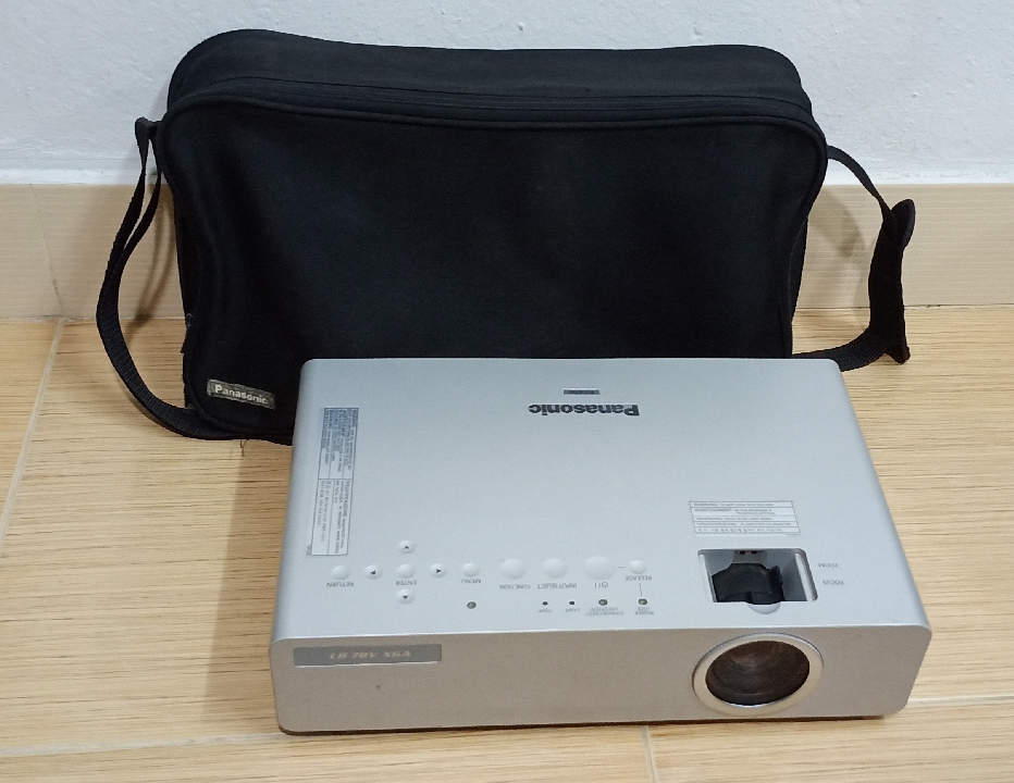 โปรเจคเตอร์ Panasonic PT-LB78V Projector 3000ลูเมน มือสอง ไว้ดูหนัง ,ดูบอล สีสวย สบายตา