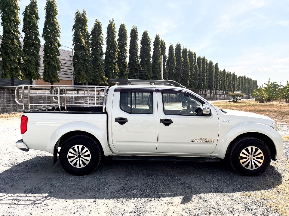 Nissan Navara Caliber 2.5 Double Cab Sports Version สีขาว เกียร์ออโต้ ปี2012