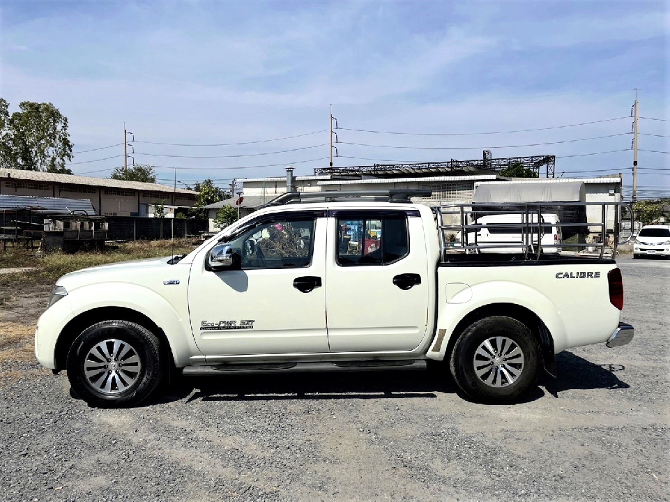 Nissan Navara Caliber 2.5 Double Cab Sports Version สีขาว เกียร์ออโต้ ปี2012