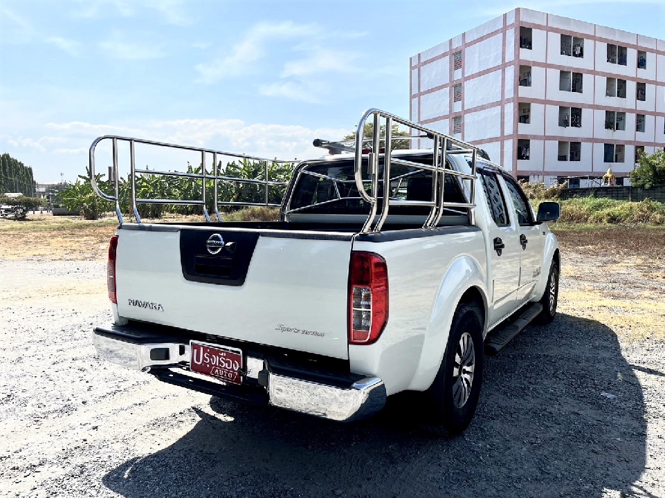 Nissan Navara Caliber 2.5 Double Cab Sports Version สีขาว เกียร์ออโต้ ปี2012