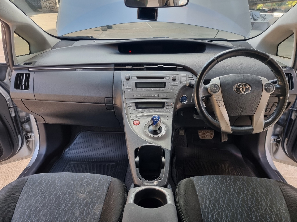 TOYOTA PRIUS 1.8 Hybrid AT ปี 2013