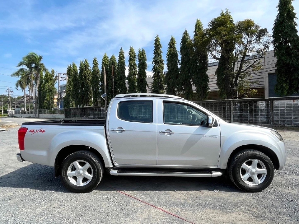 ISUZU ALL NEW D-MAX CAB4 3.0 Vcross Z-Prestige NAVI 4WD เกียร์​ธรรมดา ปี2013