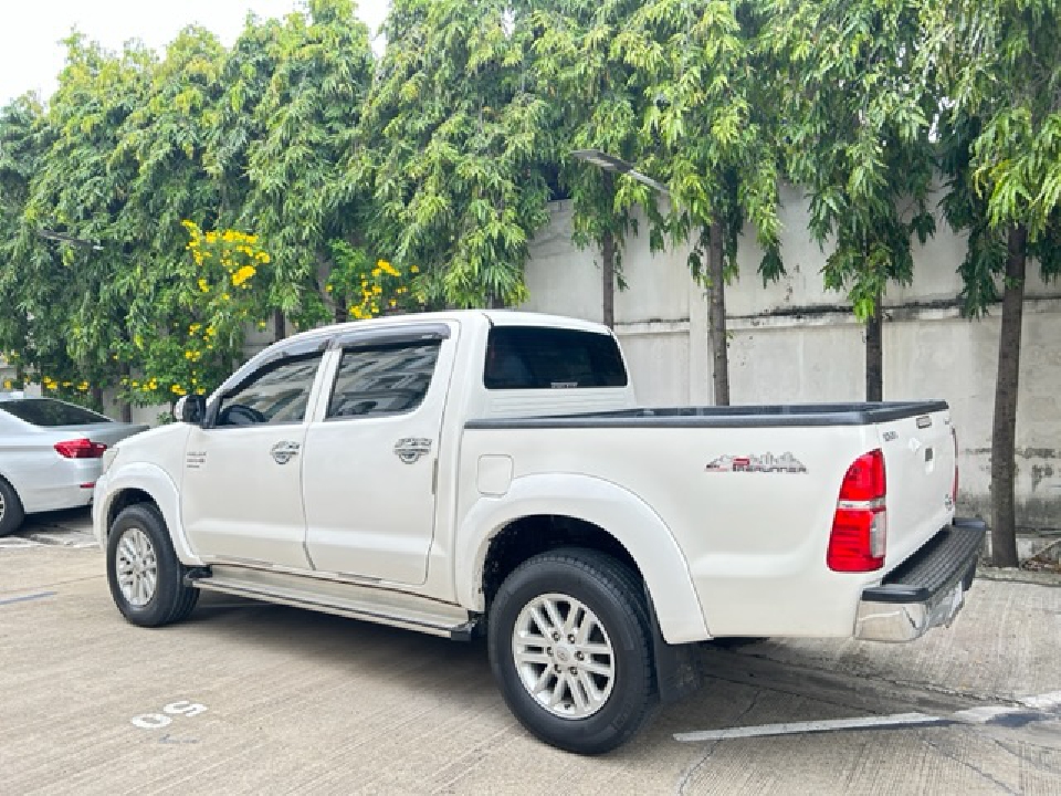 TOYOTA HILUX VIGO 3.0 DOUBLE CAB G สีขาวเกียร์ AT ปี 2012