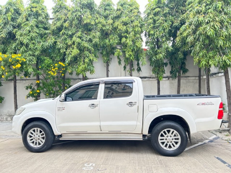 TOYOTA HILUX VIGO 3.0 DOUBLE CAB G สีขาวเกียร์ AT ปี 2012