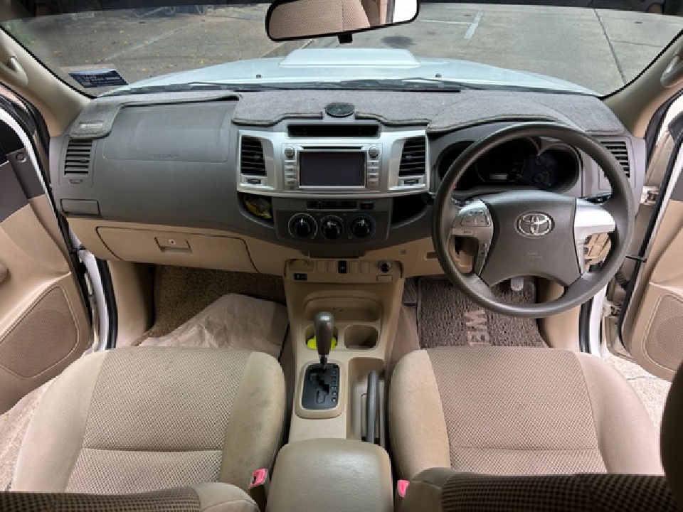 TOYOTA HILUX VIGO 3.0 DOUBLE CAB G สีขาวเกียร์ AT ปี 2012