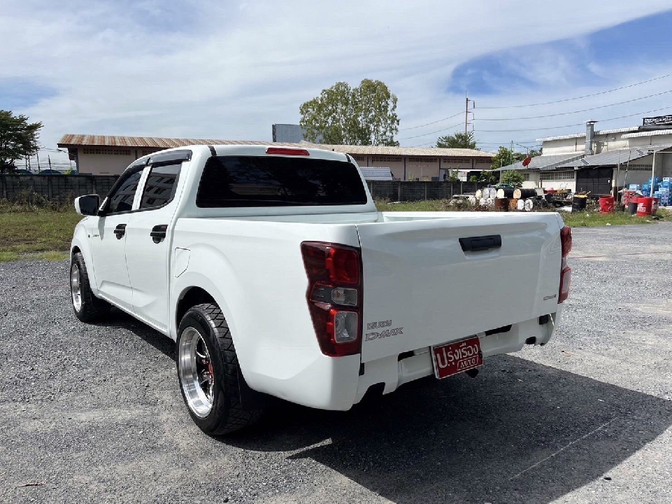 ISUZU D-MAX CAB-4 1.9 S เกียร์ธรรมดา ปี2021 สีขาว