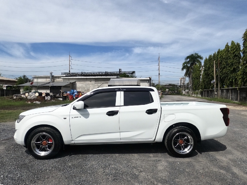 ISUZU D-MAX CAB-4 1.9 S เกียร์ธรรมดา ปี2021 สีขาว