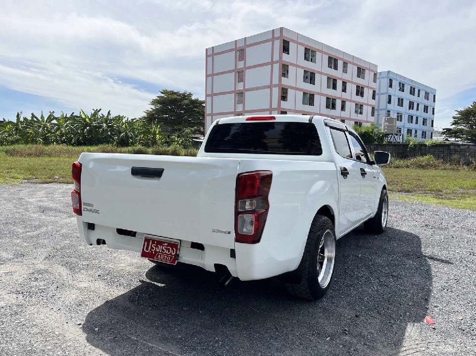 ISUZU D-MAX CAB-4 1.9 S เกียร์ธรรมดา ปี2021 สีขาว