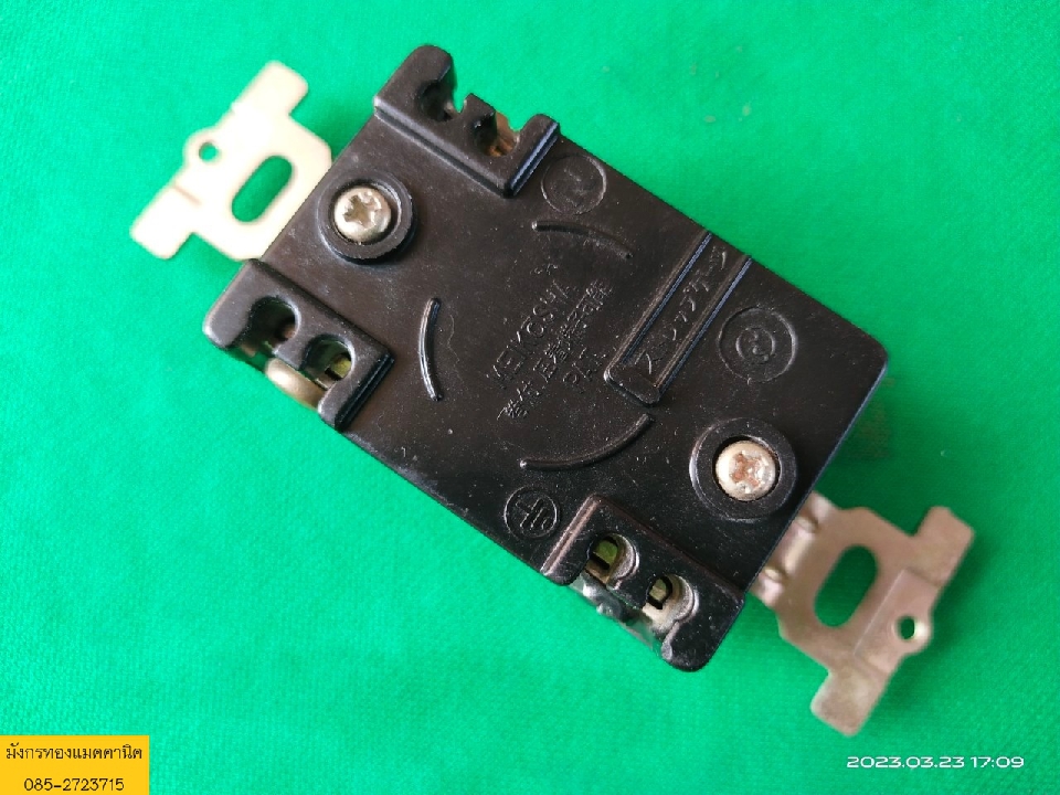 ปลั๊กไฟ แบบบิดล็อค ยี่ห้อ MEIKOSHA   15A  125V  ใช้งานกับไฟบ้านเราได้ปกติ  เสียบแล้วหมุนบิดเพื่อล็อค