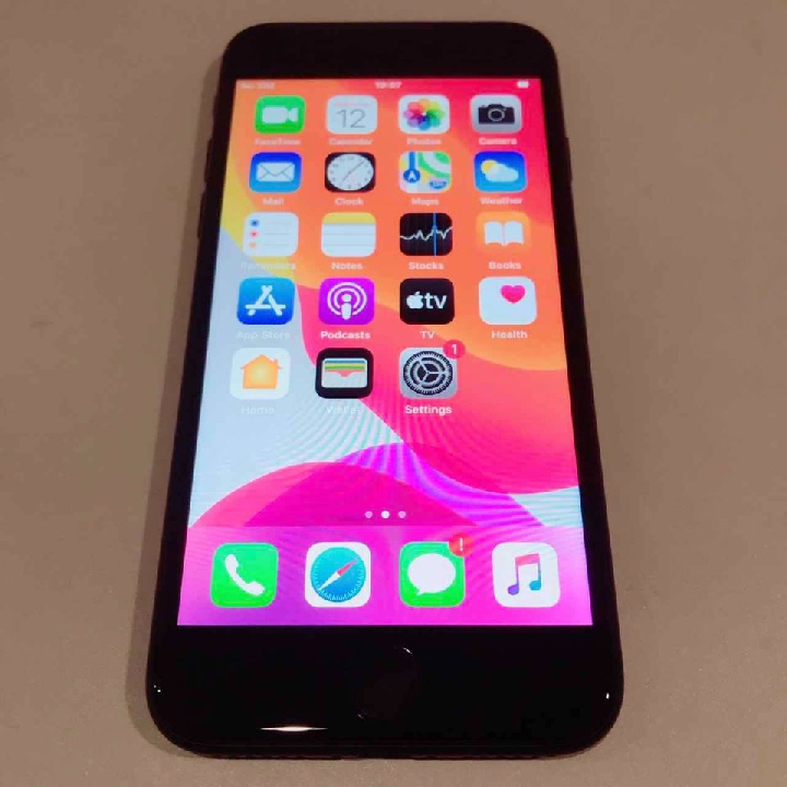 I phone se 128 GB Apple care 10/July/2021