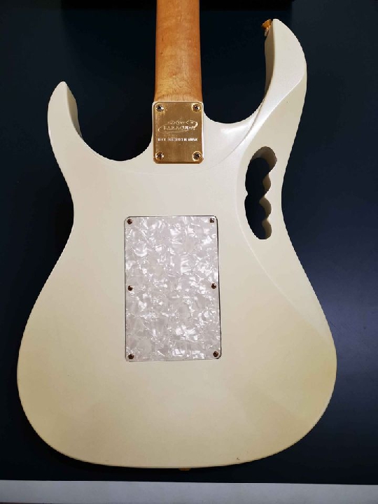 Baracuda GEM Guitar ไฟฟ้า พร้อม case แถมแอมป์ Fernandes OS-15