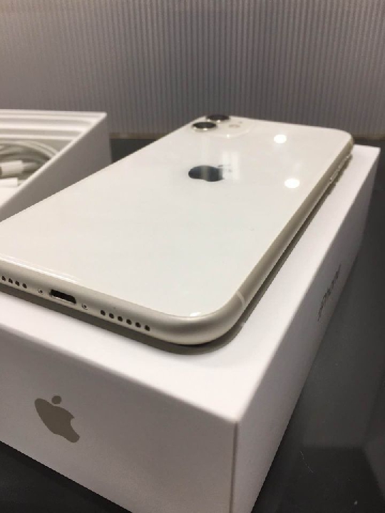 iPhone 11 64GB สีขาว เครื่องไทยแท้จากศูนย์